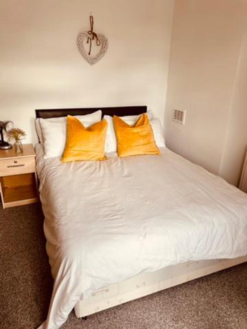 Two Bedroom, Off-Road Parking Ludgershall  Exterior foto